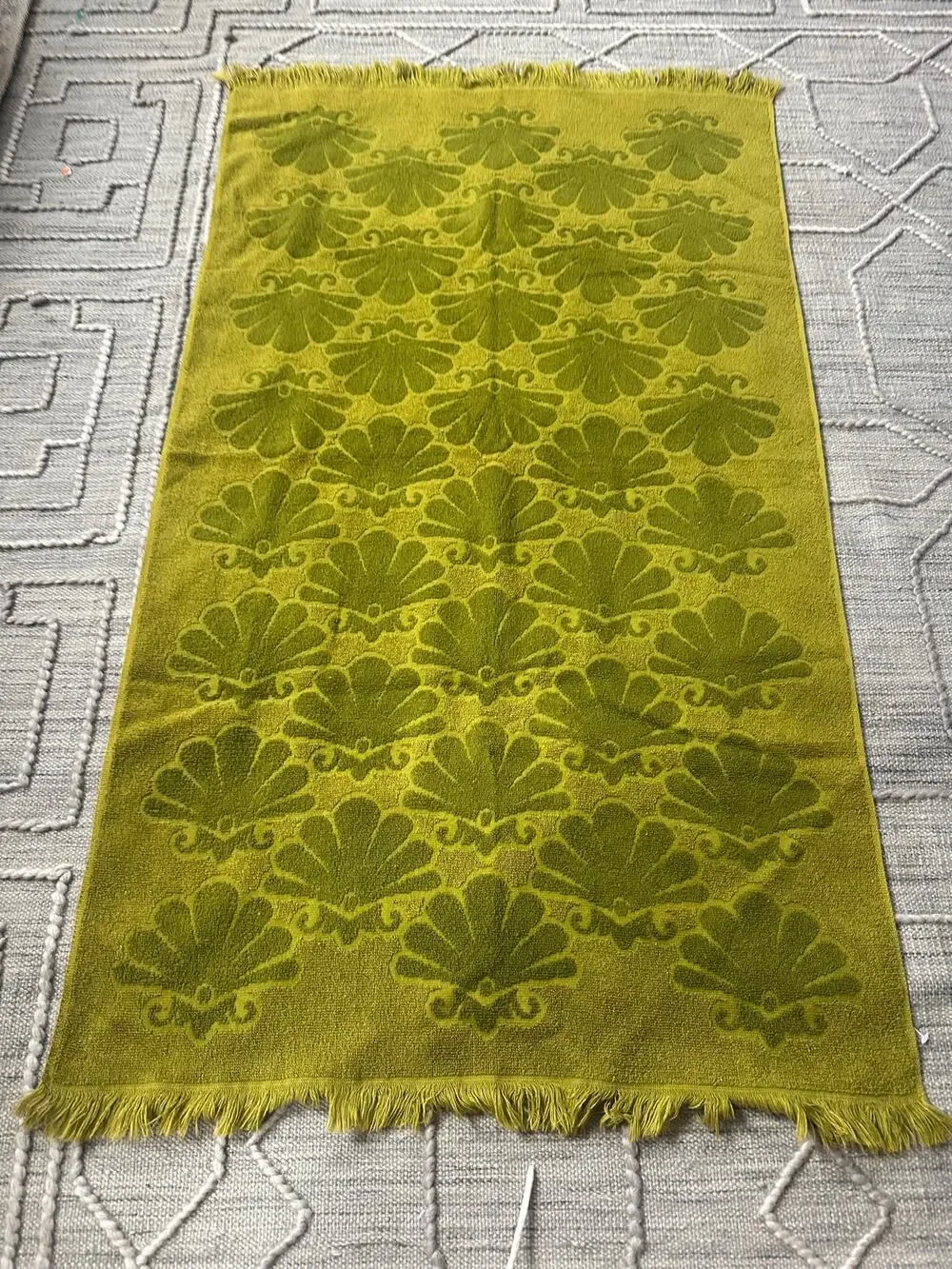 Vintage Fieldcrest BATH TOWEL avocado green seashell motif two tone fringe 60s